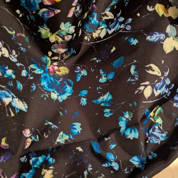 NWT Baggallini Black and Blue Floral Shoulder Bag - Picture 8 of 10